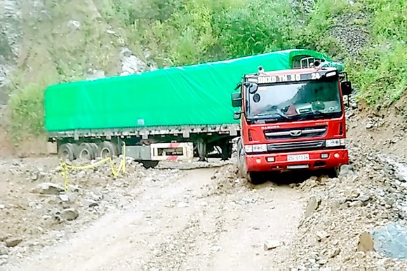 Tỉnh lộ 127 nối 2 huyện Nậm Nhùn - Mường Tè, tỉnh Lai Châu bị ách tắc do sạt lở đất