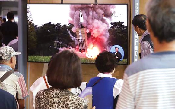 Người dân Hàn Quốc theo dõi tin tức về vụ phóng của Triều Tiên ngày 10-9. Ảnh: AP