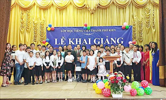 Lễ khai giảng lớp tiếng Việt năm học 2019-2020 tại Trung tâm Ngoại ngữ Up & Go, Trường THPT số 308, thủ đô Kiev