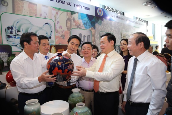 Phó Thủ tướng Vương Đình Huệ thăm các gian hàng tại Hội nghị. Ảnh: VGP