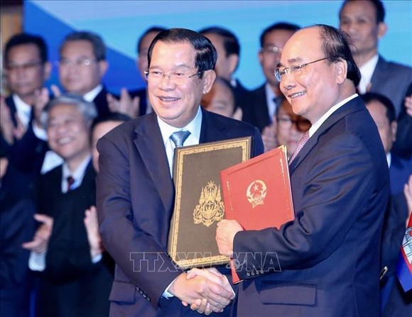Thủ tướng Nguyễn Xuân Phúc và Thủ tướng Campuchia Xăm-đéc Tê-chô  Hun Xen ký Hiệp ước bổ sung Hiệp ước hoạch định biên giới quốc gia năm 1985 và Hiệp ước bổ sung năm 2005 giữa Cộng hoà XHCN Việt Nam và Vương quốc Campuchia. Ảnh: TTXVN