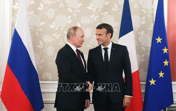 Tổng thống Nga Vladimir Putin (trái) và người đồng cấp Pháp Emmanuel Macron