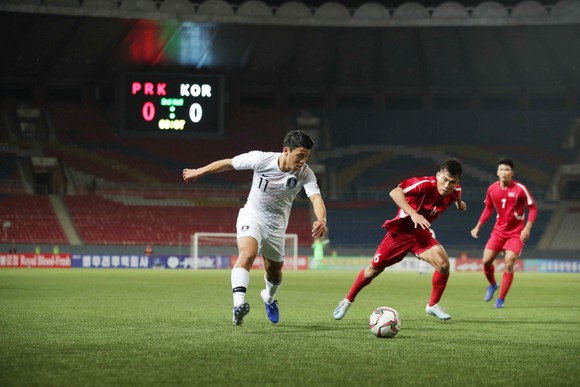 Hàn Quốc (áo trắng) trong trận hòa 0 - 0 với chủ nhà CHDCND Triều Tiên. Ảnh: FIFA