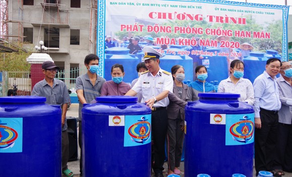 Đại tá Đinh Văn Thắng, Phó Tư lệnh Vùng 2 Hải quân trao bồn chứa nước cho đại diện người dân
