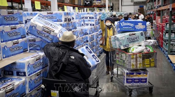 Người dân mua nhu yếu phẩm để tích trữ tại một cửa hàng ở Novato, bang California, Mỹ trong bối cảnh dịch Covid-19 lây lan nhanh tại nước này, ngày 14-3-2020. Ảnh: AFP/TTXVN