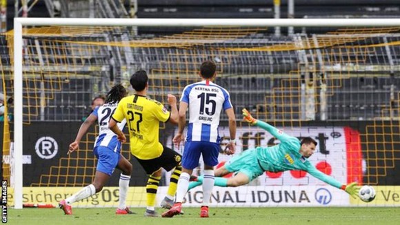 Emre Can (số 27, Dortmund) ghi bàn thắng duy nhất vào lưới Hertha Berlin. Ảnh: Getty Images
