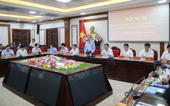 Toàn cảnh buổi làm việc của Bộ trưởng GD-ĐT Phùng Xuân Nhạ với Ban chỉ đạo thi tốt nghiệp THPT năm 2020 tỉnh Hà Nam. Ảnh: Quỳnh Trang/Báo Nhân dân