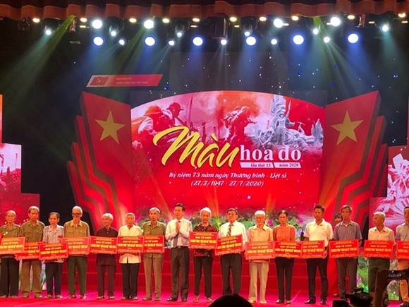 Đồng chí Võ Văn Thưởng trao tặng quà tới các gia đình thương binh, liệt sĩ tại chương trình. Ảnh: Báo Điện tử Đảng Cộng sản Việt Nam