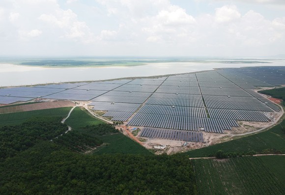 Điện mặt trời tại hồ Dầu Tiếng, tỉnh Tây Ninh. Ảnh: CAO THĂNG