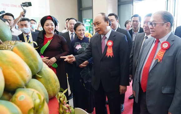 Thủ tướng Nguyễn Xuân Phúc tham quan khu triển lãm tại Đại hội Hội Nông dân Việt Nam. Ảnh: QUANG PHÚC
