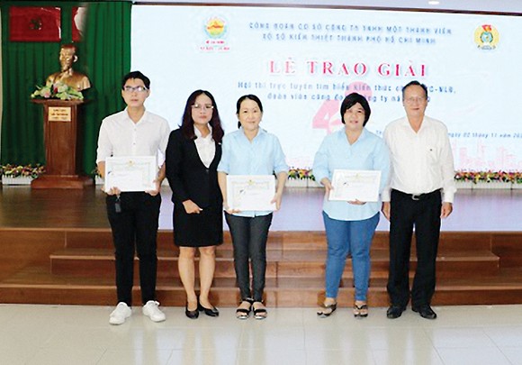 Công ty TNHH MTV Xổ số kiến thiết thành phố trao giải Hội thi tìm hiểu kiến thức pháp luật trực tuyến năm 2020 và trao kỷ niệm chương của công ty cho cán bộ nhân viên công ty có thời gian công tác 10 năm ảnh 3