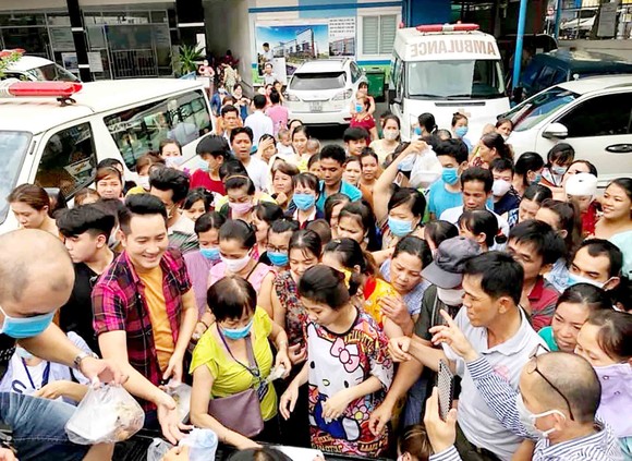 Việc tham gia nhiều hoạt động thiện nguyện cùng fanclub của mình giúp ca sĩ Nguyễn Phi Hùng được nhiều người yêu mến
