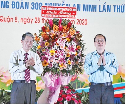 Phó Bí thư Thành ủy, Trưởng Ban Tổ chức Thành ủy TPHCM Nguyễn Hồ Hải tặng hoa chúc mừng họp mặt truyền thống Chợ Lớn - Trung Huyện lần thứ 35. Ảnh: LONG HỒ