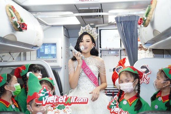 Cùng Hoa hậu Việt Nam Đỗ Thị Hà đón Giáng sinh cổ tích trên độ cao 10.000m ảnh 6