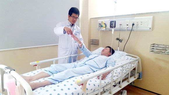 TS-BS Nguyễn Bá Thắng đang thăm khám cho người bệnh đột quỵ