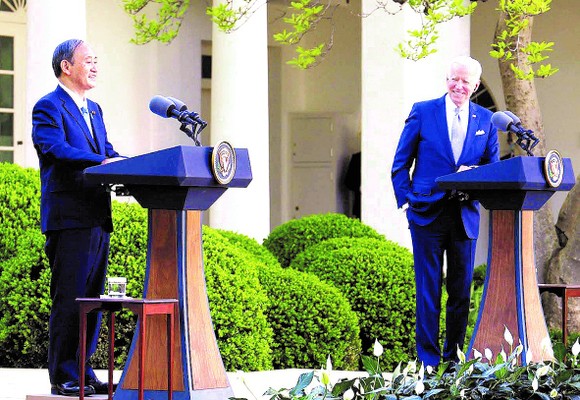 Thủ tướng Yoshihide Suga và Tổng thống Joe Biden trong cuộc họp báo tại Nhà Trắng. Ảnh: Kyodo