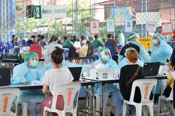 Người dân đăng ký tiêm vaccine ngừa COVID-19 tại Bangkok, Thái Lan. Ảnh: THX/TTXVN