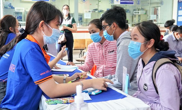 Thí sinh nộp hồ sơ xét tuyển bằng học bạ THPT năm 2021 tại Trường ĐH Nguyễn Tất Thành