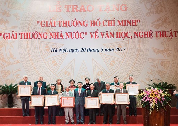 Lễ trao tặng Giải thưởng Hồ Chí Minh, Giải thưởng Nhà nước về văn học, nghệ thuật. Ảnh: Kinhtedothi.vn