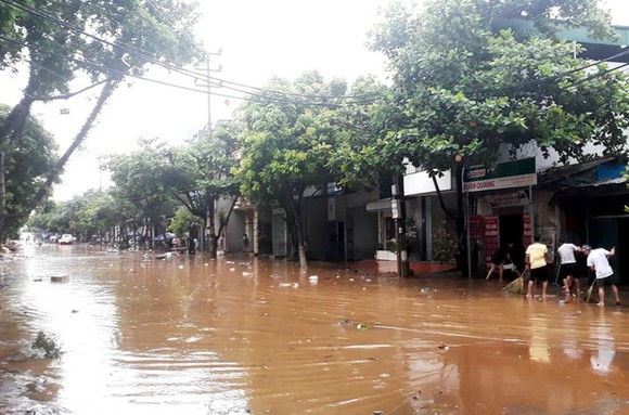 Mưa lớn gây ngập sâu nhiều nơi ở thành phố Lào Cai. Ảnh: afamily