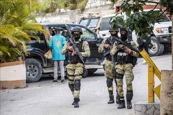 Cảnh sát gác bên ngoài dinh thự Tổng thống Haiti Jovenel Moise ở Port-au-Prince, ngày 15-7-2021. Ảnh: AFP/TTXVN