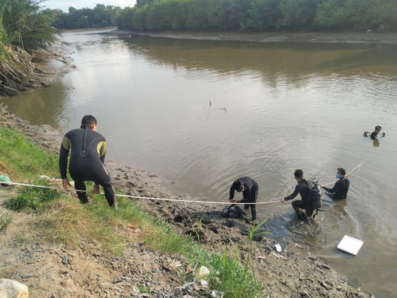 Cán bộ chiến sĩ Phòng PC07, Công an TPHCM lặn tìm nạn nhân bị đuối nước 
