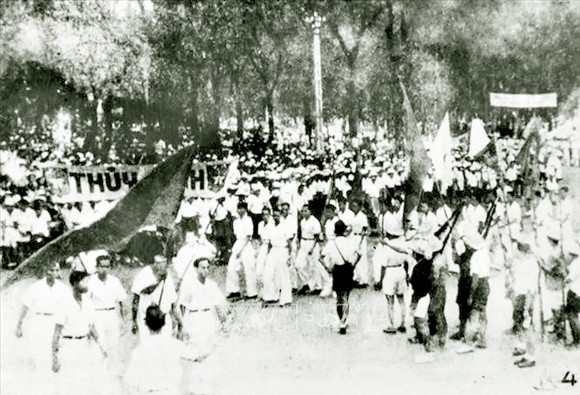 Nhân dân Sài Gòn biểu tình giành chính quyền ngày 25-8-1945. Ảnh: TƯ LIỆU