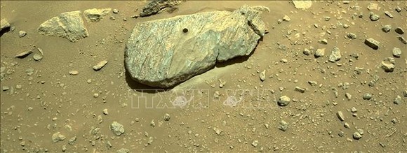 Tàu thám hiểm Perseverance thu thập được mẫu đất đá trên Sao Hỏa để đưa trở lại Trái Đất phục vụ công tác nghiên cứu ngày 1-9-2021. Ảnh do NASA cung cấp: AFP/TTXVN