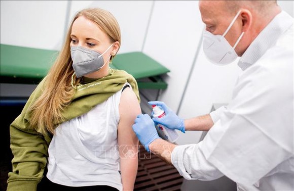 EU hy vọng những người tiêm vaccine AstraZeneca có thể vào Mỹ