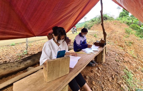 Hai chị em Hồ Thị Son và Hồ Thị Thanh Huyền phải lên núi dựng lán “hứng sóng” học online
