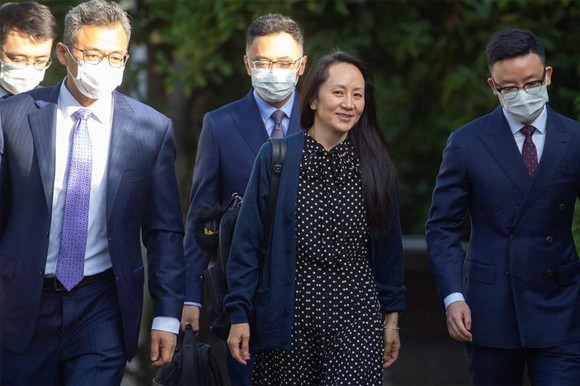 Bà Mạnh Vãn Chu (giữa) rời nhà riêng để tới dự một phiên xử trực tuyến ở Vancouver, Canada ngày 24-9. Ảnh: Reuters