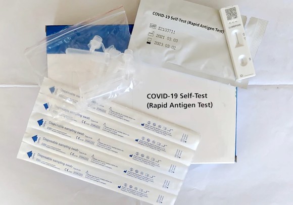 Một bộ xét nghiệm nhanh kháng nguyên Covid-19