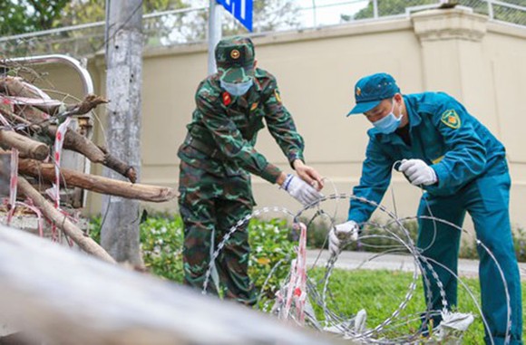 Lực lượng chức năng tháo dỡ chốt kiểm soát tại ngã 4 đường Nguyễn Thị Minh Khai - Hai Bà Trưng, quận 1. Ảnh: DŨNG PHƯƠNG