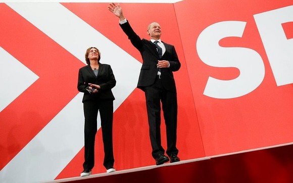 Lãnh đạo Đảng Dân chủ Xã hội (SPD), ứng cử viên hàng đầu cho vị trí thủ tướng mới của Đức, ông Olaf Scholz và phu nhân khi kết quả thăm dò sau bầu cử Quốc hội Đức được công bố ngày 26-9-2021. Ảnh: REUTERS