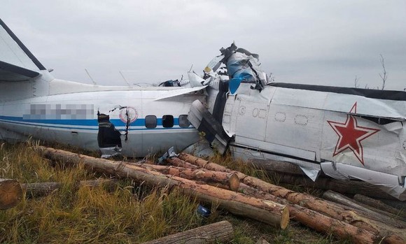  Hiện trường vụ rơi máy bay tại Nga. Ảnh: REUTERS