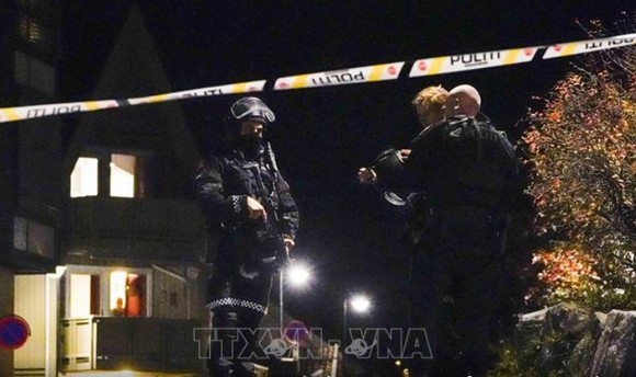 Cảnh sát Na Uy phong tỏa hiện trường vụ tấn công ở Kongsbers để phục vụ điều tra. Ảnh: AFP/TTXVN