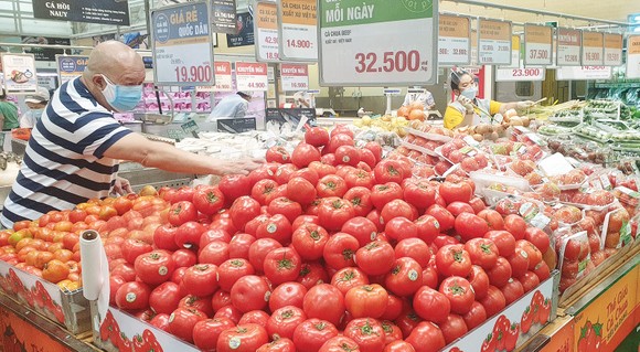 Người dân chọn mua hàng tại siêu thị Emart, quận Gò Vấp, TPHCM, tối 13-10. Ảnh: LẠC PHONG