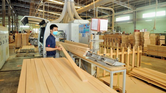 Một cơ sở sản xuất gỗ nội thất. Ảnh: CAO THĂNG