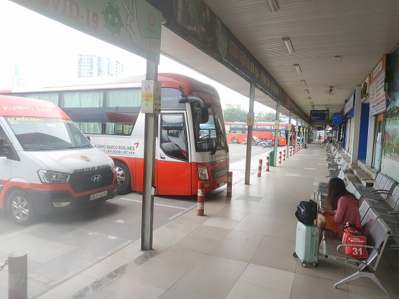 Hành khách chờ mua vé tại Bến xe Miền Đông