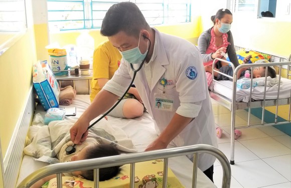 Đề phòng bệnh hô hấp, sốt xuất huyết bùng phát ảnh 1