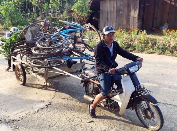 Giáo viên Trường Phổ thông dân tộc bán trú Tiểu học và THCS xã Lâm Hóa gom xe đạp về sửa cho học trò