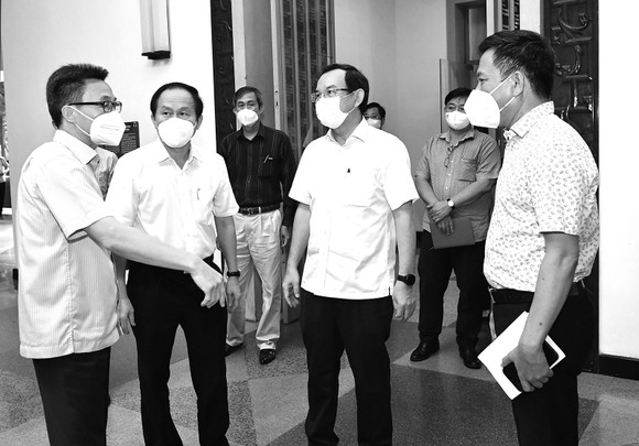 Bí thư Thành ủy TPHCM Nguyễn Văn Nên cùng Phó Thủ tướng Vũ Đức Đam kiểm tra công tác chuẩn bị lễ tưởng niệm. Ảnh: VIỆT DŨNG