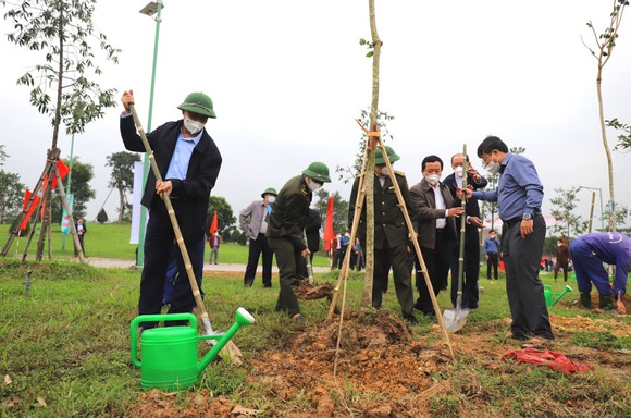 Lãnh đạo UBND tỉnh Hà Tĩnh cùng người dân trồng cây xanh