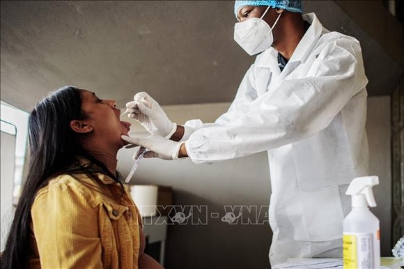 Nhân viên y tế lấy mẫu xét nghiệm Covid-19 tại Richmond, Johannesburg, Nam Phi. Ảnh tư liệu: AFP/TTXVN
