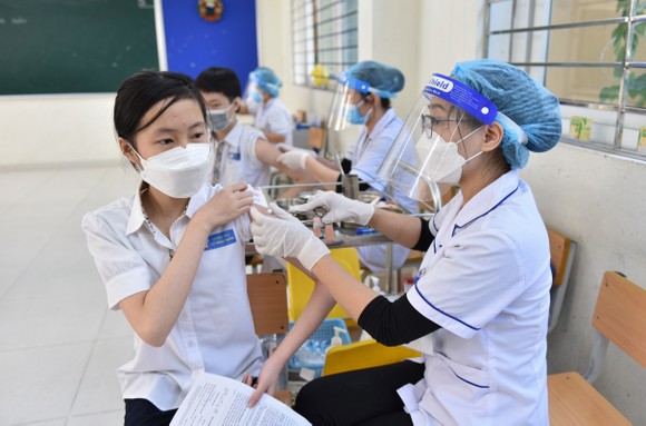 Tiêm vaccine cho học sinh Trường THCS Lê Ngọc Hân, quận Hai Bà Trưng, Hà Nội. Ảnh: VIẾT CHUNG