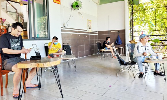 Người dân chủ động ứng phó trước biến thể mới Omicron ảnh 1