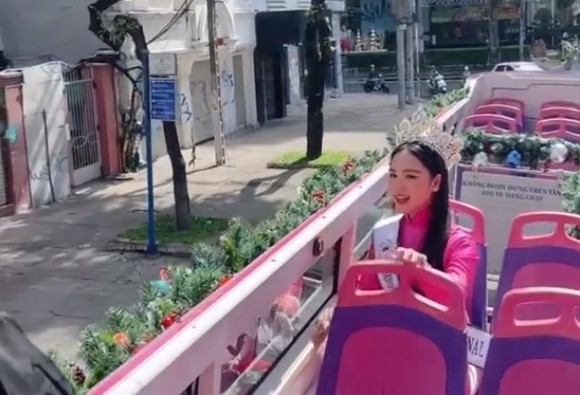 Hoa hậu Du lịch sinh thái quốc tế 2021 Vũ Huyền Diệu diễu hành trên đường phố bằng xe buýt 2 tầng tại TPHCM. Ảnh: Afamily