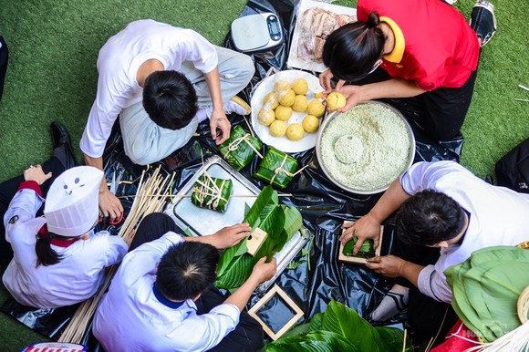 Hội thi gói bánh cổ truyền tại Trường Saigontourist ảnh 1