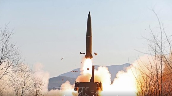 Trong ảnh (hình ảnh do Hãng thông tấn Trung ương Triều Tiên công bố ngày 15-1): Tên lửa được phóng thử nghiệm trong cuộc diễn tập của Trung đoàn tên lửa đường sắt Triều Tiên tại tỉnh Bắc Pyongan. Ảnh: KCNA/TTXVN