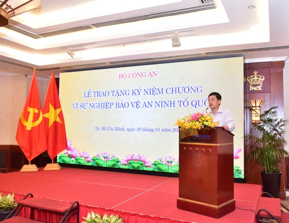 Giám đốc khách sạn Rex Sài Gòn Phan Thanh Long nhận Kỷ niệm chương Bảo vệ an ninh Tổ quốc ảnh 4